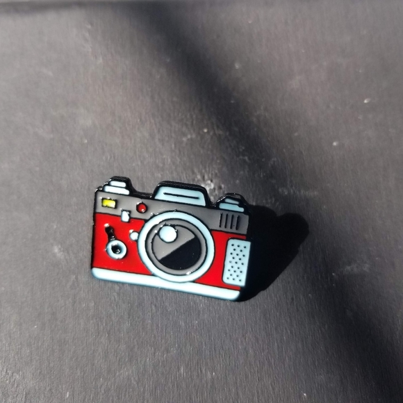 🆕️5/$28 🌼 Camera Enamel Pin - Picture 4 of 5